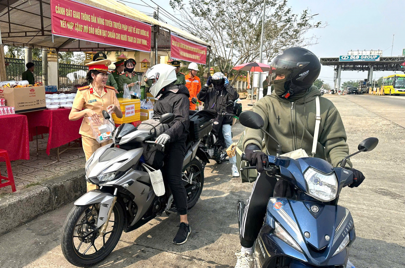 Công an Đắk Nông tiếp sức cho người dân trên đường về quê đón Tết -0