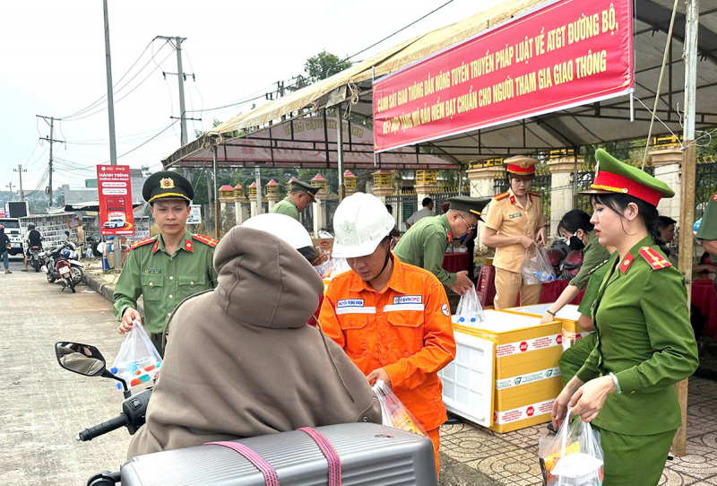 Công an Đắk Nông tiếp sức cho người dân trên đường về quê đón Tết -0