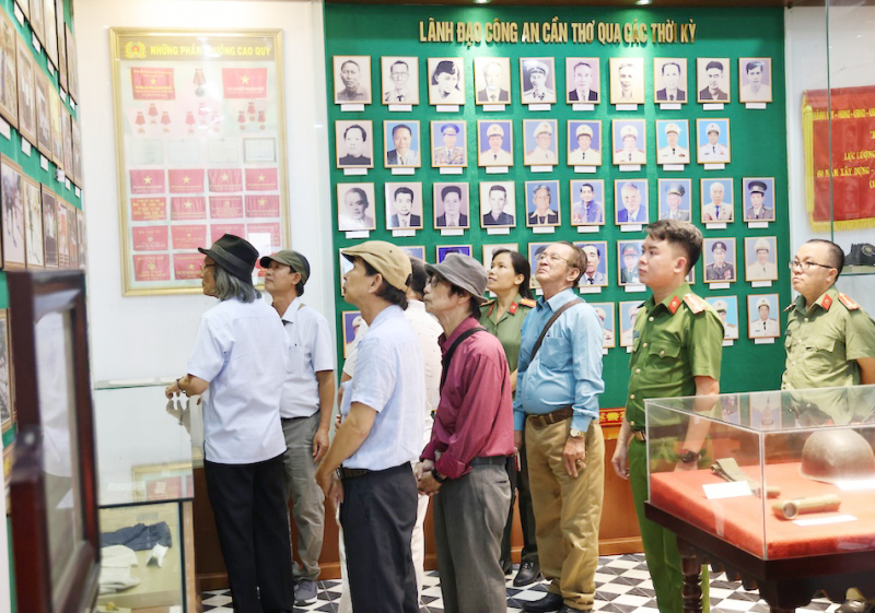 Công an TP Cần Thơ dâng hương tưởng niệm Chủ tịch Hồ Chí Minh và các Anh hùng liệt sĩ  -0