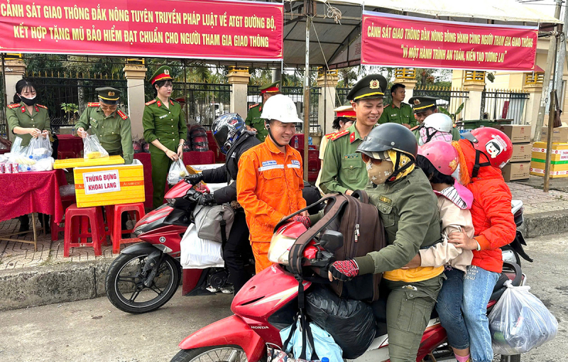 Công an Đắk Nông tiếp sức cho người dân trên đường về quê đón Tết -0