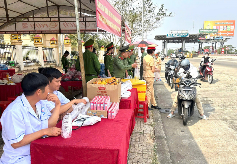Công an Đắk Nông tiếp sức cho người dân trên đường về quê đón Tết -0