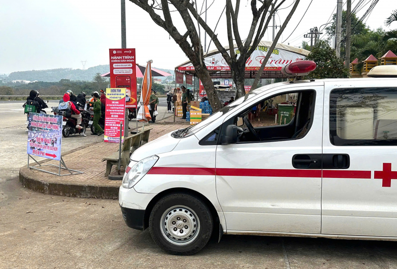 Công an Đắk Nông tiếp sức cho người dân trên đường về quê đón Tết -0