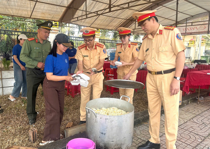 Công an Đắk Nông tiếp sức cho người dân trên đường về quê đón Tết -0