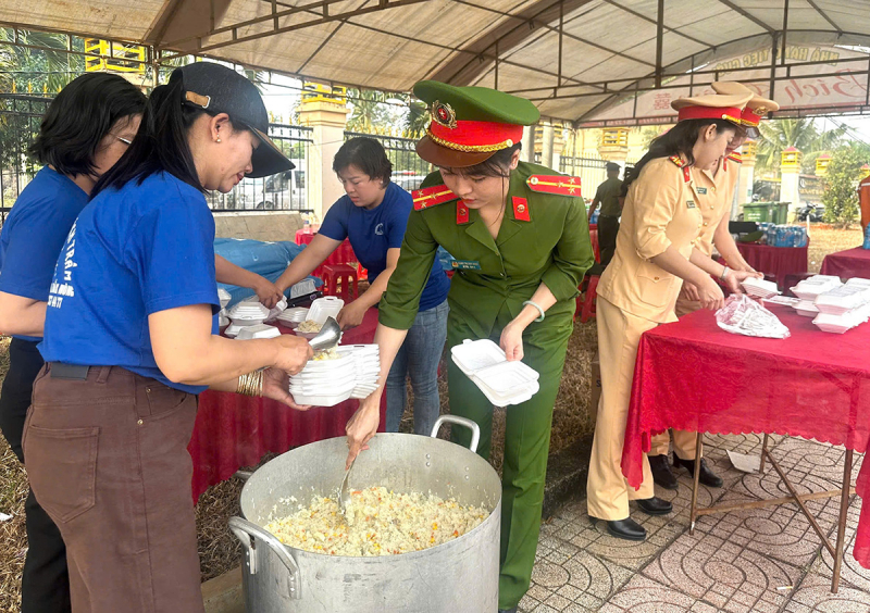 Công an Đắk Nông tiếp sức cho người dân trên đường về quê đón Tết -1