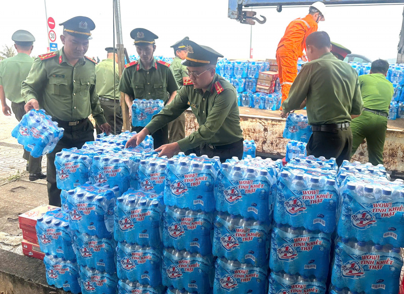 Công an Đắk Nông tiếp sức cho người dân trên đường về quê đón Tết -2