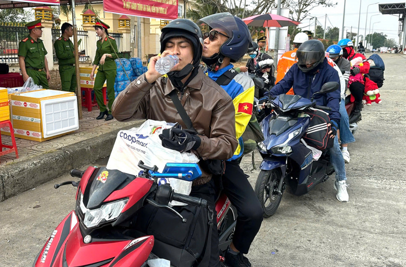 Công an Đắk Nông tiếp sức cho người dân trên đường về quê đón Tết -0