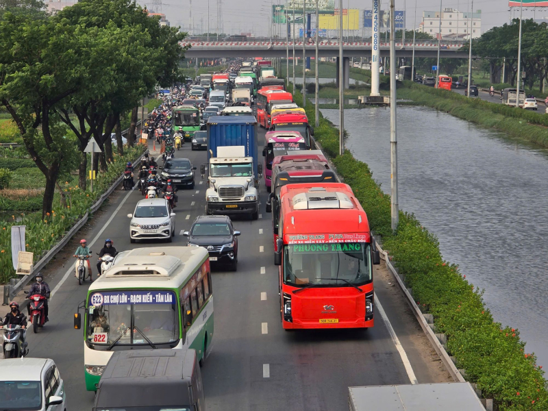 Dân đi xe máy về quê đón Tết hào hứng đón nhận “nghĩa tình” từ người nước ngoài -0