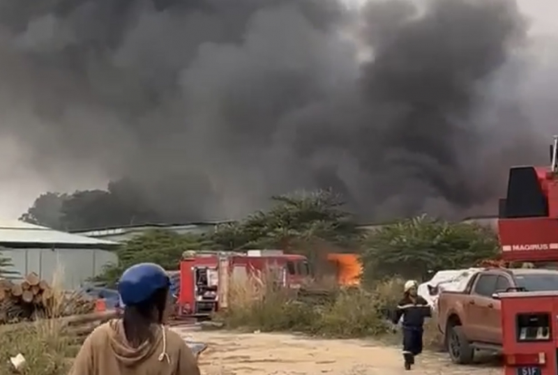 Xưởng gỗ rộng hàng ngàn mét vuông trong khu dân cư bốc cháy nghi ngút -0