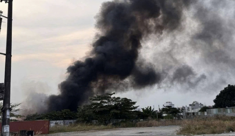 Xưởng gỗ rộng hàng ngàn mét vuông trong khu dân cư bốc cháy nghi ngút -0