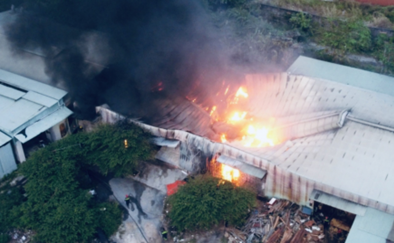 Xưởng gỗ rộng hàng ngàn mét vuông trong khu dân cư bốc cháy nghi ngút -0