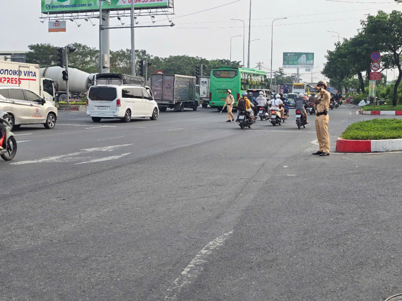 Dân đi xe máy về quê đón Tết hào hứng đón nhận “nghĩa tình” từ người nước ngoài -0