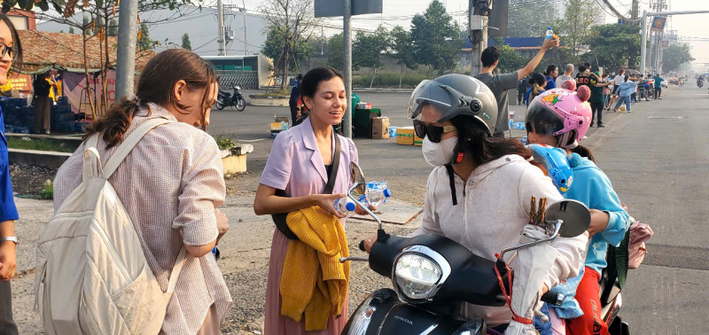 Dân đi xe máy về quê đón Tết hào hứng đón nhận “nghĩa tình” từ người nước ngoài -0