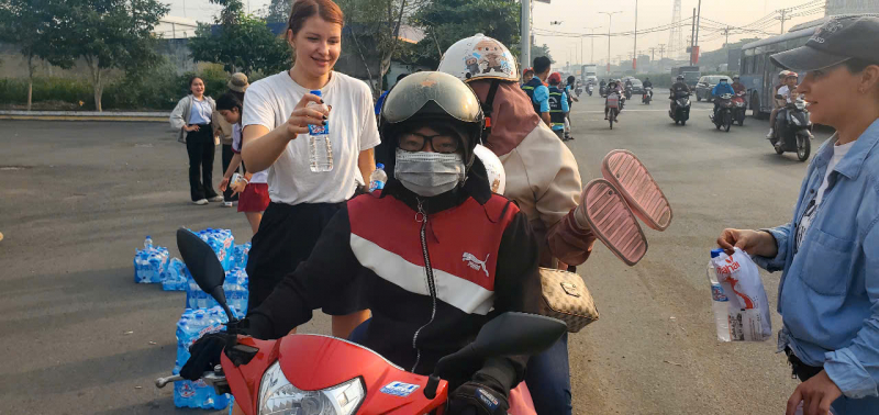 Dân đi xe máy về quê đón Tết hào hứng đón nhận “nghĩa tình” từ người nước ngoài -3