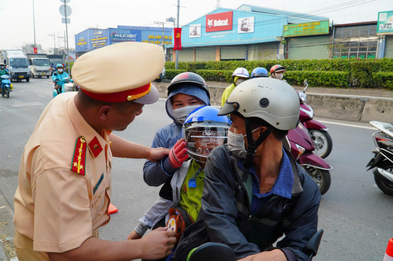 Dân đi xe máy về quê đón Tết hào hứng đón nhận “nghĩa tình” từ người nước ngoài -0