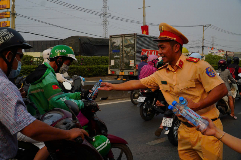 Dân đi xe máy về quê đón Tết hào hứng đón nhận “nghĩa tình” từ người nước ngoài -1
