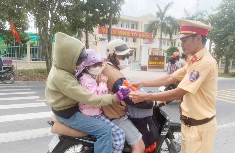 Công an tỉnh Sóc Trăng tiếp sức người dân về quê đón Tết -0