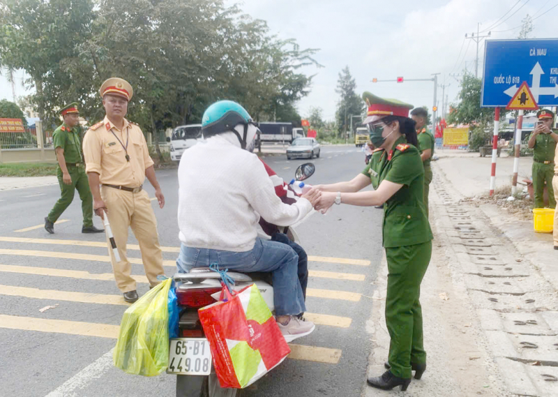 Công an tỉnh Sóc Trăng tiếp sức người dân về quê đón Tết -1
