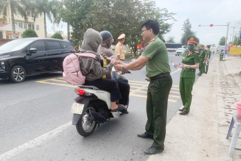 Công an tỉnh Sóc Trăng tiếp sức người dân về quê đón Tết -2