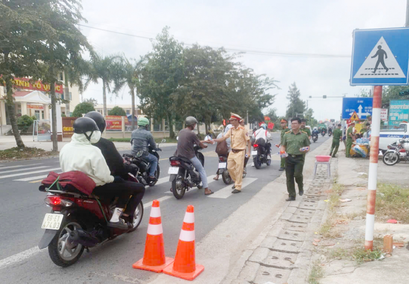 Công an tỉnh Sóc Trăng tiếp sức người dân về quê đón Tết -3