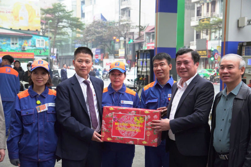 Bán xăng dầu xuyên Tết  -0