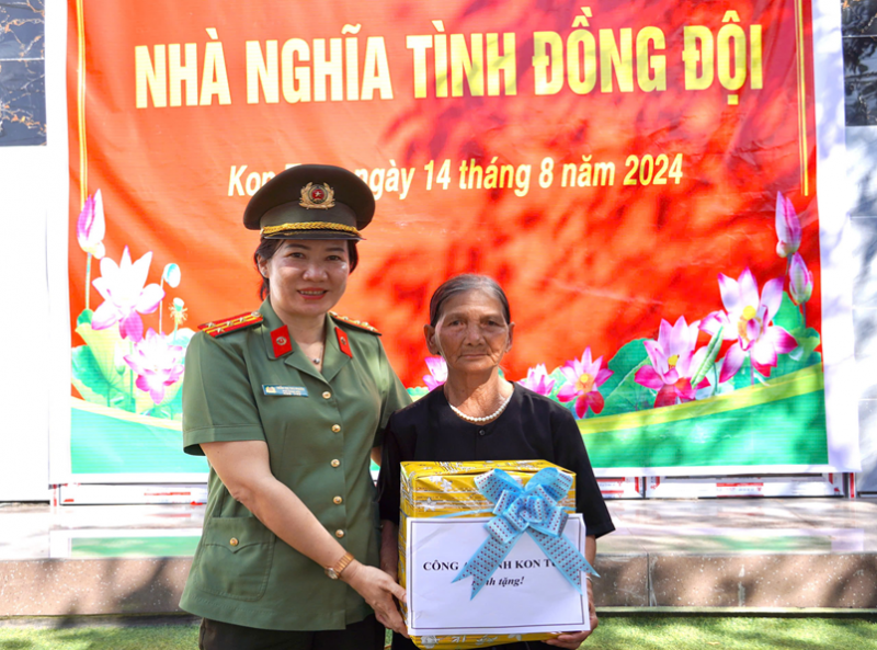 CAND16-Xuân về bên những mái ấm thắm tình dân tộc, nghĩa đồng bào -0