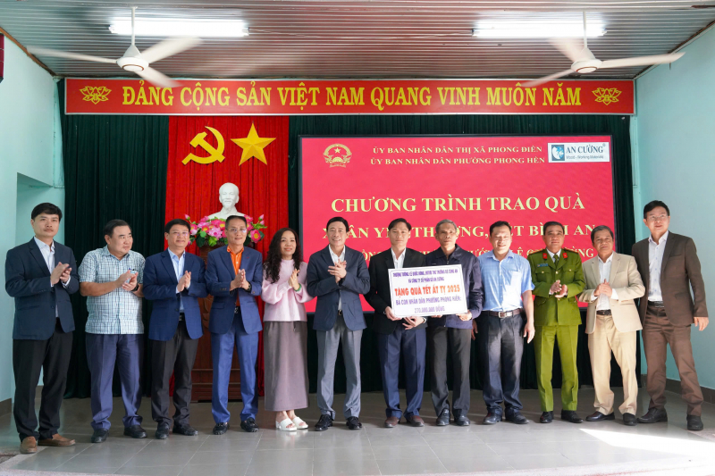 Thứ trưởng Lê Quốc Hùng thăm hỏi, động viên Công an phường và trao quà Tết cho người nghèo ở TP Huế -0