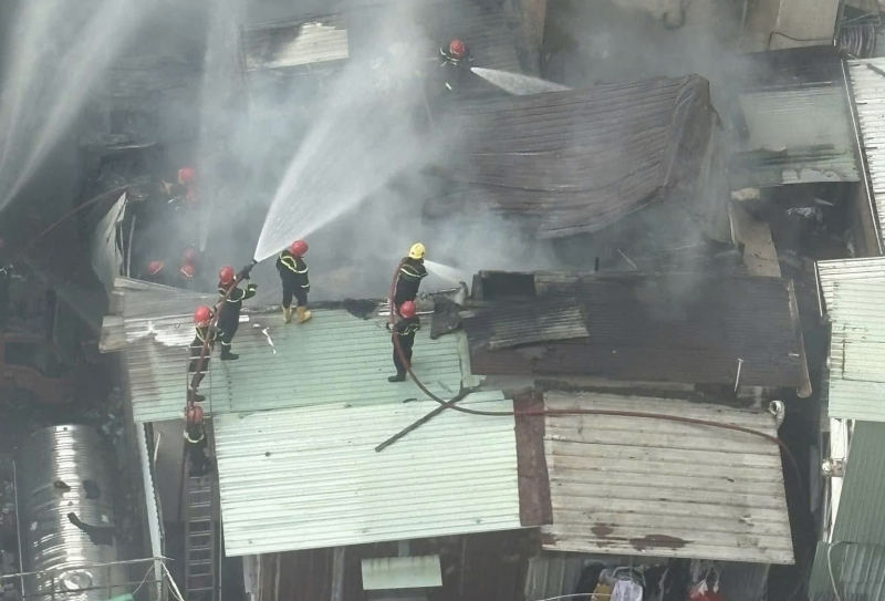 Cháy dãy nhà chiều 29 Tết, 1 người được giải cứu  -0