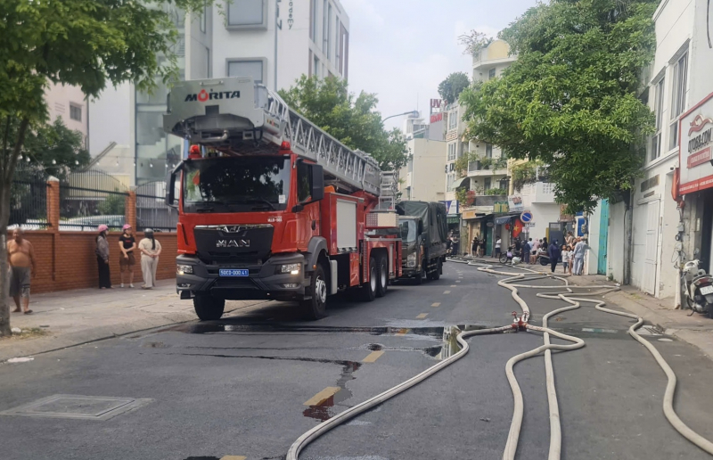 Cháy dãy nhà chiều 29 Tết, 1 người được giải cứu  -0