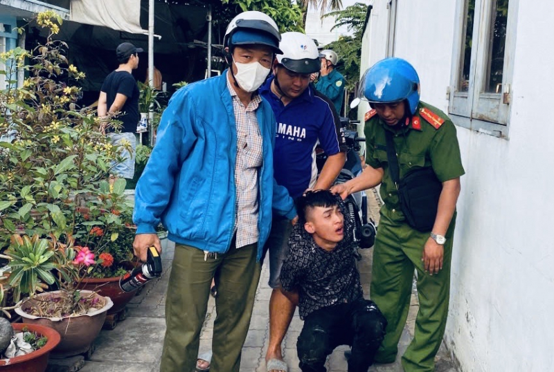 Bị truy đuổi, tên cướp dùng dao khống chế người dân cướp xe bỏ trốn -0