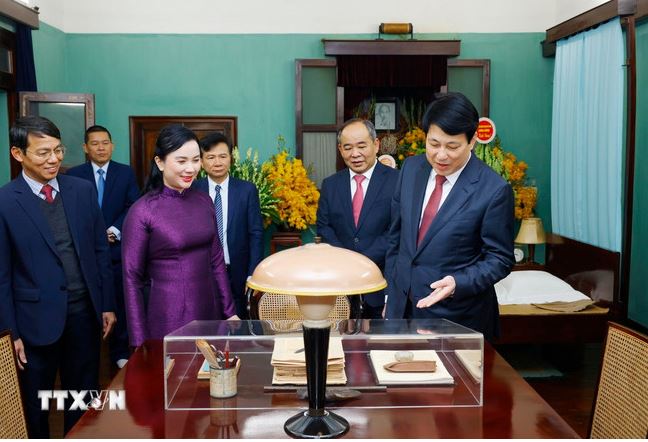 Chủ tịch nước Lương Cường dâng hương tưởng niệm Bác Hồ trong ngày đầu Xuân mới -1