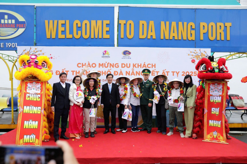 Tấp nập du khách đường biển, đường không “xông đất” Đà Nẵng ngày đầu năm mới Ất Tỵ -2