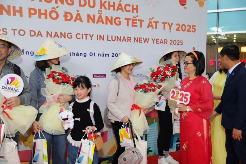 Tấp nập du khách đường biển, đường không “xông đất” Đà Nẵng ngày đầu năm mới Ất Tỵ -0