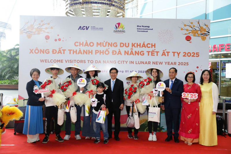 Tấp nập du khách đường biển, đường không “xông đất” Đà Nẵng ngày đầu năm mới Ất Tỵ -1
