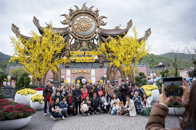 Hàng nghìn khách đến du xuân tại Sun World Ba Na Hills đầu năm mới 2025 -0