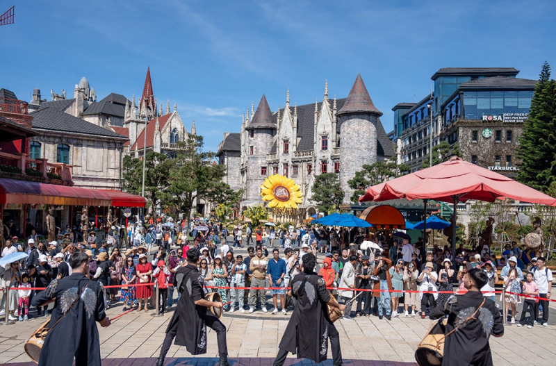 Hàng nghìn khách đến du xuân tại Sun World Ba Na Hills đầu năm mới 2025 -0