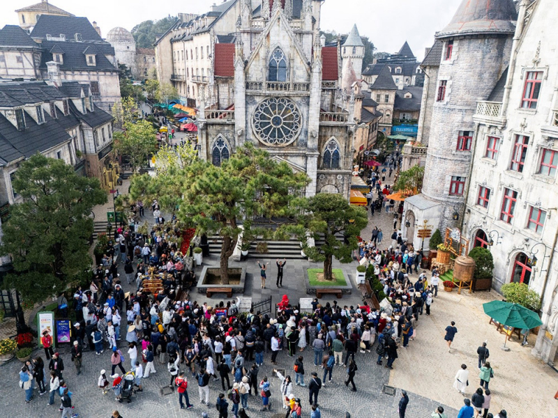 Hàng nghìn khách đến du xuân tại Sun World Ba Na Hills đầu năm mới 2025 -0