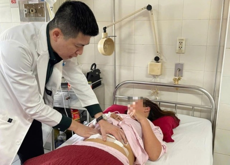 Kịp thời phẫu thuật cứu sống người phụ nữ bị dị vật đâm thủng ruột non -0