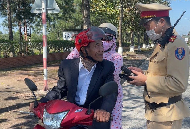 Nhiều tài xế sử dụng rượu bia trong ngày Tết vẫn cố tình điều khiển ô tô, xe máy -0