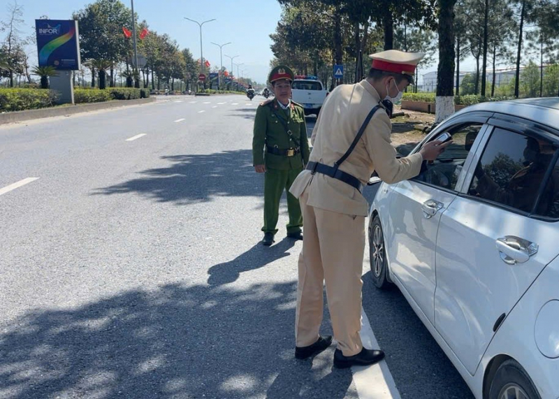Nhiều tài xế sử dụng rượu bia trong ngày Tết vẫn cố tình điều khiển ô tô, xe máy -0