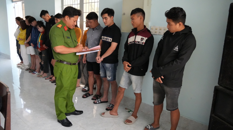 công an huyện tân phước làm việc các đối tượng. ảnh trọng tín.jpeg -0