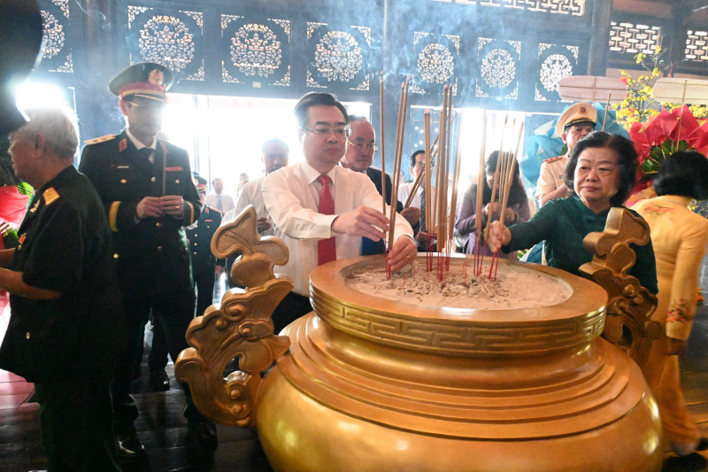 Dâng hoa, dâng hương tại Khu Truyền thống cách mạng Sài Gòn - Chợ Lớn - Gia Định -0