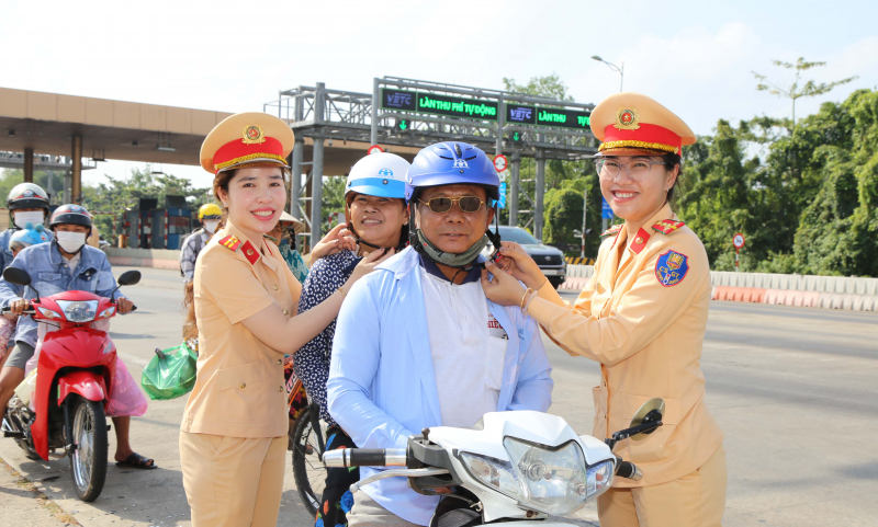 Ấm lòng người dân khi trở lại các thành phố lớn làm việc sau Tết -0