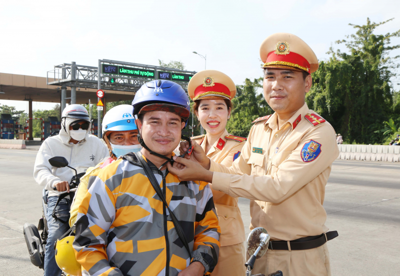 Ấm lòng người dân khi trở lại các thành phố lớn làm việc sau Tết -3