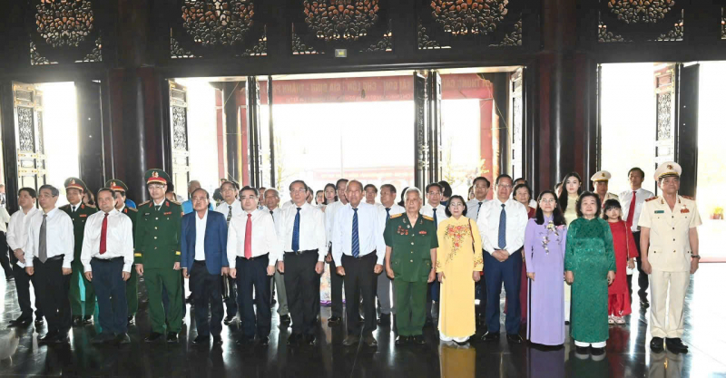 Dâng hoa, dâng hương tại Khu truyền thống cách mạng Sài Gòn - Chợ Lớn - Gia Định -3