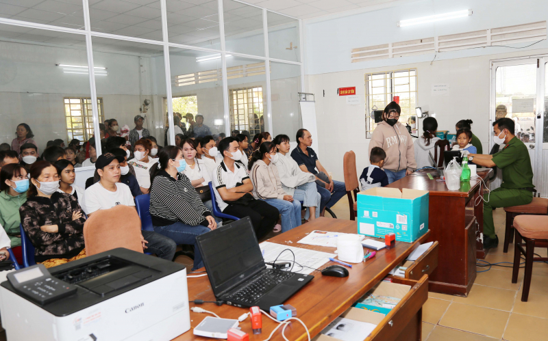 Công an tỉnh Sóc Trăng tạo mọi điều kiện cấp căn cước cho người dân ngày làm việc đầu năm -0