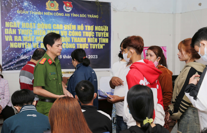 Công an tỉnh Sóc Trăng tạo mọi điều kiện cấp căn cước cho người dân ngày làm việc đầu năm -0