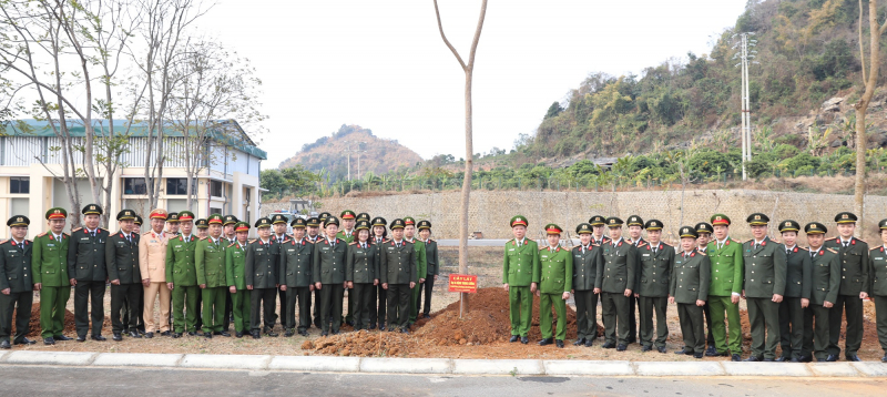 Công an tỉnh Sơn La hưởng ứng Lễ phát động Tết trồng cây “Đời đời nhớ ơn Bác Hồ” -0