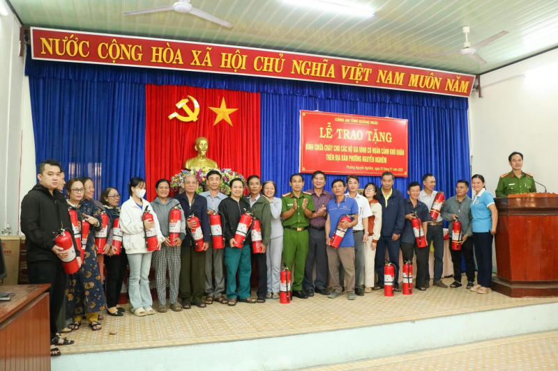 Đầu Xuân Ất Tỵ, nhiều hộ dân nghèo được “lì xì” bình chữa cháy  -0