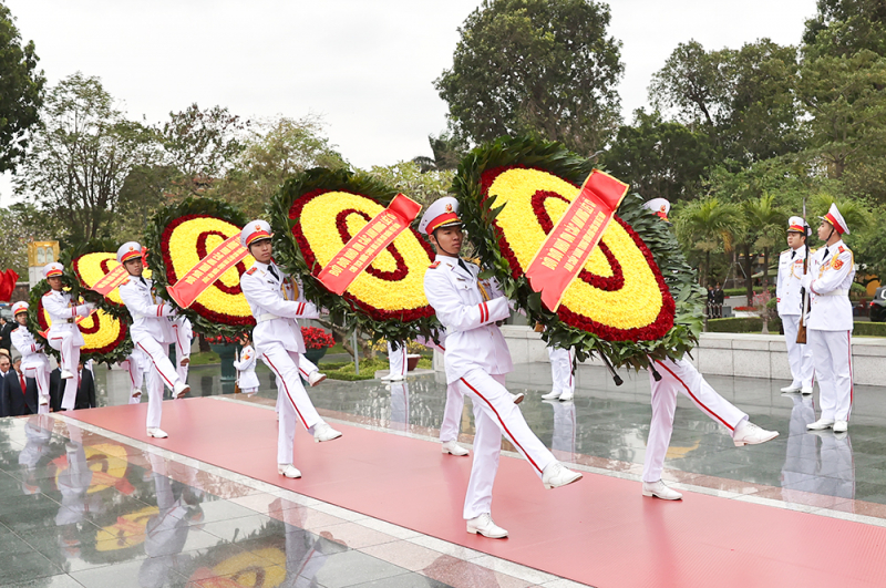 Lãnh đạo Đảng, Nhà nước vào Lăng viếng Bác nhân kỷ niệm 95 năm Ngày thành lập Đảng -0