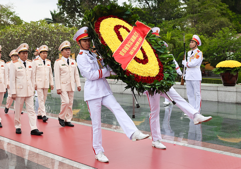 Lãnh đạo Đảng, Nhà nước vào Lăng viếng Bác nhân kỷ niệm 95 năm Ngày thành lập Đảng -0